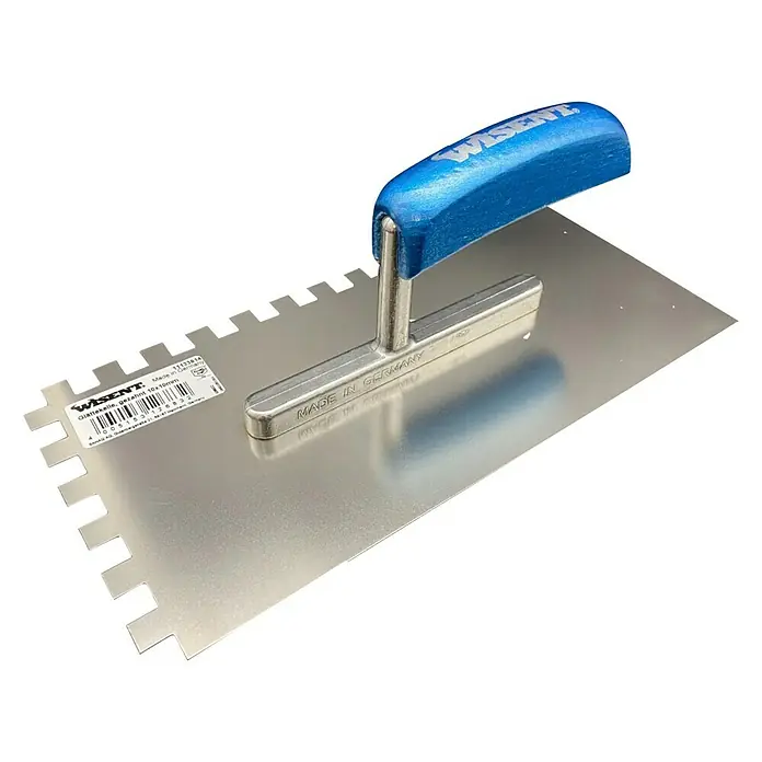 Wisent Glättkelle gezahnt - Zahnung: 10 x 10 mm, Qualitätsstahl rostfrei - Eine Wisent Glättkelle, gezahnt (10x10mm) mit blauem Griff und silberfarbener Kelle, hergestellt in Deutschland, für Fliesenarbeiten.
