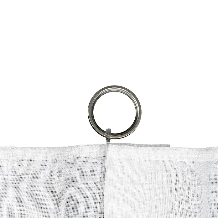 Schlaufenschal Breeze - B x H: 135 x 300 cm, 100 % Polyester, Weiß - Detailaufnahme eines silbernen Gardinenrings, der an einem weißen, transparenten Stoff befestigt ist, ideal für stilvolle Fensterdekoration.