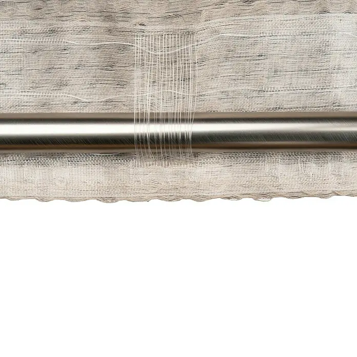Schlaufenschal Dot - B x H: 135 x 245 cm, 100 % Polyester, Sand - Nahaufnahme einer Gardinenstange mit einem transparenten Vorhang. Das Textil ist fein und leicht, wodurch Licht hindurchscheinen kann.