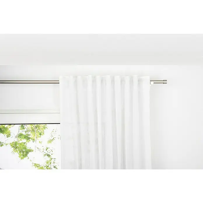 Schlaufenschal Breeze - B x H: 135 x 300 cm, 100 % Polyester, Weiß - Helle, weiße Gardinen, die an einer silbernen Stange hängen, filtern sanft das Licht und verleihen dem Raum eine luftige, elegante Note.