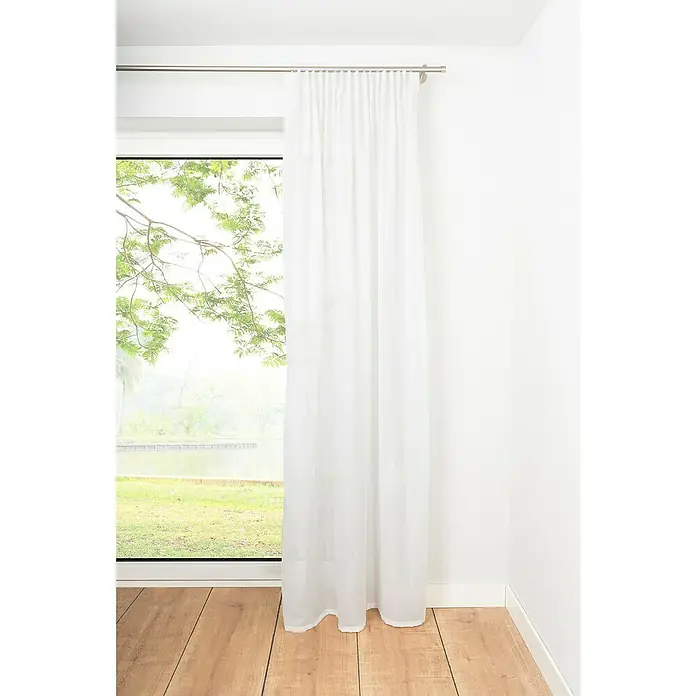 Schlaufenschal Breeze - B x H: 135 x 300 cm, 100 % Polyester, Weiß - Helle Innenaufnahme eines Raumes mit Vorhang, der teilweise das Fenster bedeckt und eine ruhige Atmosphäre erzeugt.