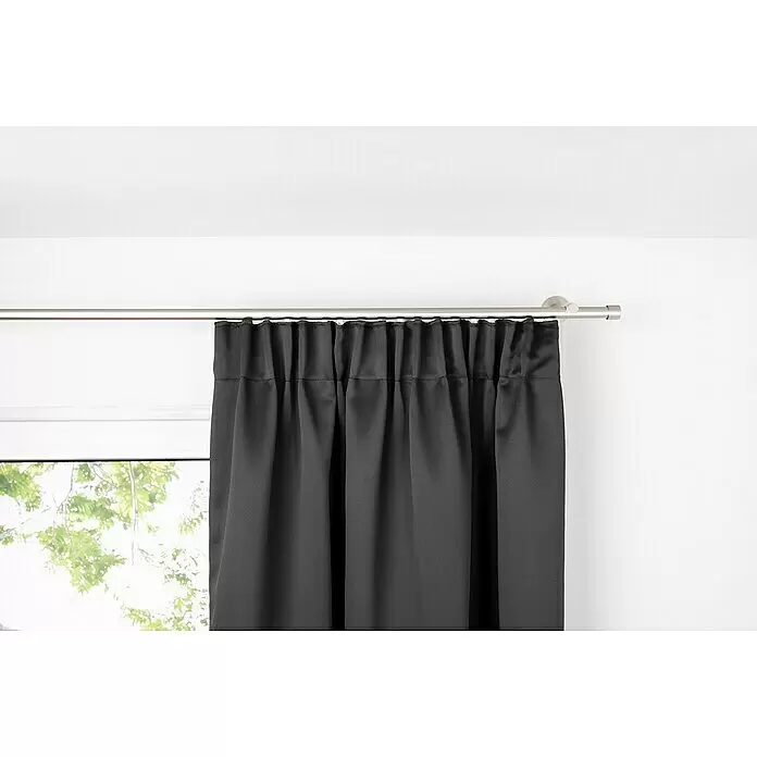 Schlaufenschal Day & Night - B x H: 135 x 300 cm, 100 % Polyester, Schwarz - Dunkelgrauer Vorhang mit Faltband, aufgehängt an einer silbernen Gardinenstange.