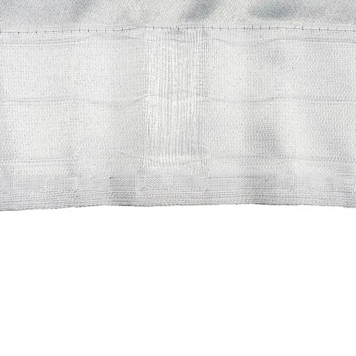 Verdunkelungsvorhang Dim - B x H: 135 x 300 cm, 100 % Polyester, Grau - Detailaufnahme eines weißen, strukturierten Stoffes. Die Textur des Gewebes ist deutlich sichtbar und erzeugt ein interessantes Muster.
