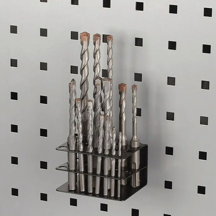 Wolfcraft Soporte portaherramientas - Apto para: Puntas - Un soporte con varios tamaños de brocas para concreto está sujeto a una placa perforada. Organización ideal para artesanos.
