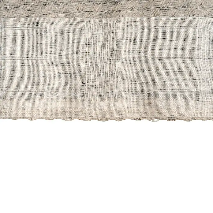 Schlaufenschal Dot - B x H: 135 x 245 cm, 100 % Polyester, Sand - Detailaufnahme eines weißen Mulltuchs, das sich über einem schwarzen Hintergrund ausbreitet, mit sichtbarer Textur.