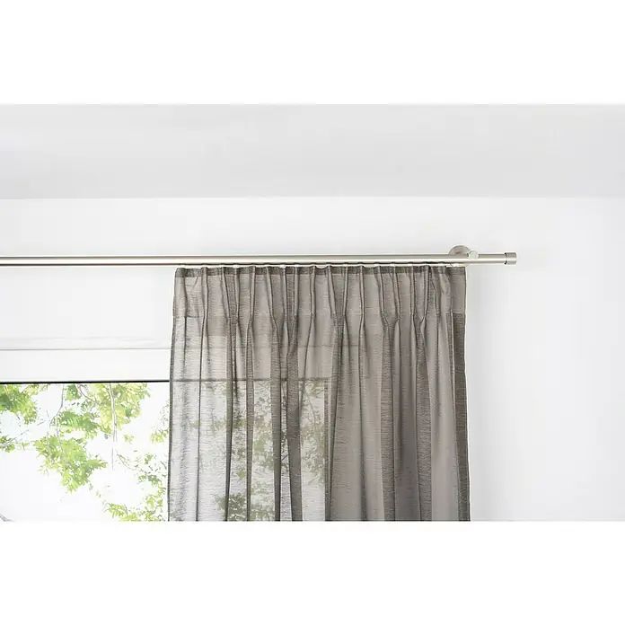 Schlaufenschal Soft - B x H: 135 x 245 cm, 100 % Polyester, Taupe - Grauer, transparenter Vorhang hängt an einer silbernen Gardinenstange vor einem Fenster und lässt sanftes Licht in den Raum.