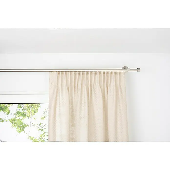 Schlaufenschal Dot - B x H: 135 x 245 cm, 100 % Polyester, Sand - Eine Nahaufnahme einer beigen Gardine, die an einer silbernen Gardinenstange vor einem weißen Hintergrund hängt.