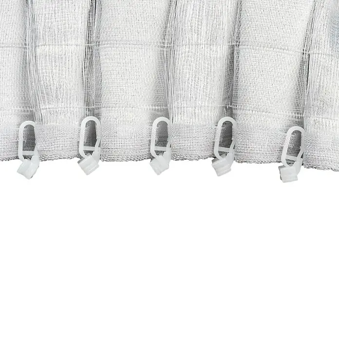 Verdunkelungsvorhang Dim - B x H: 135 x 300 cm, 100 % Polyester, Grau - Nahaufnahme einer weißen Gardinenbandaufhängung mit Faltenlegehaken auf schwarzem Hintergrund.