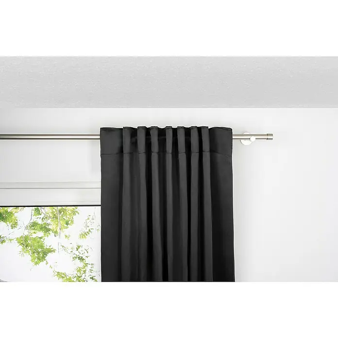 Schlaufenschal Day & Night - B x H: 135 x 300 cm, 100 % Polyester, Schwarz - Ein elegantes schwarzes Verdunkelungsgardine hängt an einer silbernen Gardinenstange und bietet Privatsphäre und Dunkelheit.