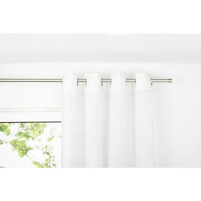 Ösenschal Breeze - B x H: 135 x 300 cm, 100 % Polyester, Weiß - Helle, weiße Vorhänge mit Metallösen hängen an einer silbernen Gardinenstange vor einem Fenster, das Tageslicht hereinlässt.