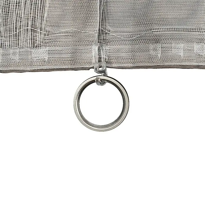Schlaufenschal Soft - B x H: 135 x 245 cm, 100 % Polyester, Taupe - Detailansicht einer weißen Gardine mit einem transparenten Clip und einem silbernen Ring, die an der Unterseite befestigt sind.