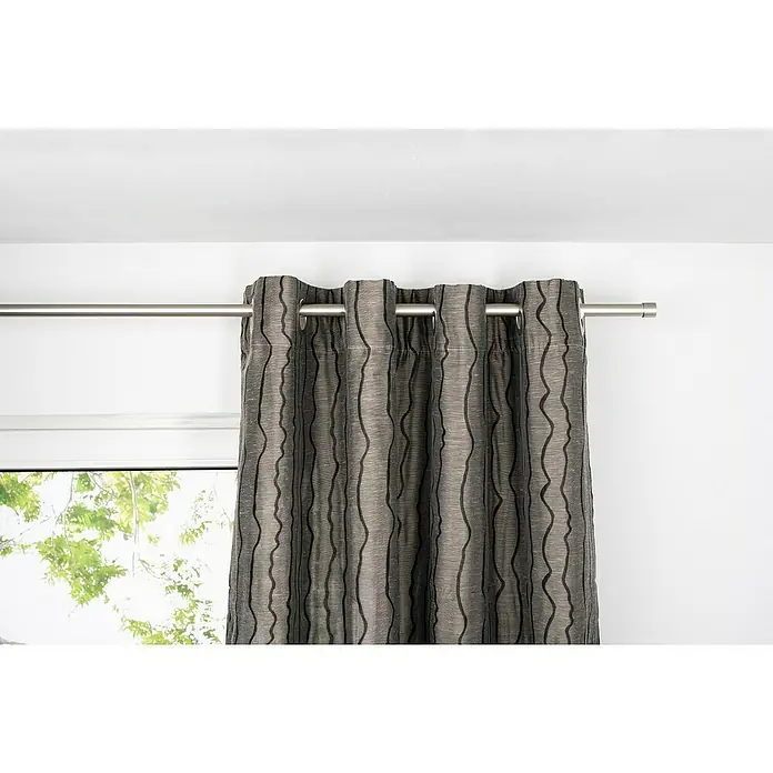 Ösenschal Stream - B x H: 135 x 300 cm, 100 % Polyester, Taupe - Dekorativer grauer Vorhang mit wellenförmigem Muster, aufgehängt an einer silbernen Stange, der jedem Raum einen Hauch von Eleganz verleiht.