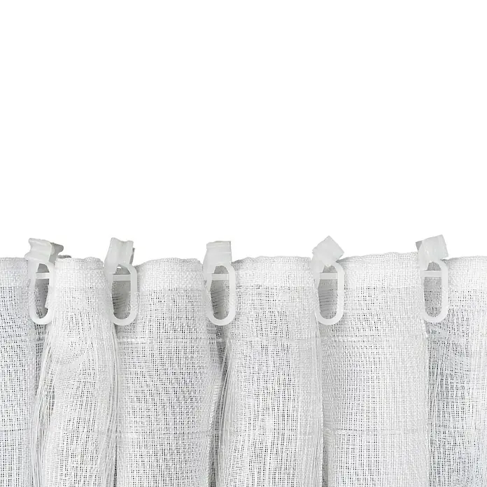 Schlaufenschal Breeze - B x H: 135 x 300 cm, 100 % Polyester, Weiß - Nahaufnahme einer weißen Gardine mit Plastikclips, die an einer schwarzen Stange hängen und für eine elegante Fensterdekoration sorgen.