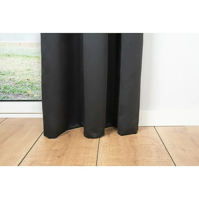 Schlaufenschal Day & Night - B x H: 135 x 300 cm, 100 % Polyester, Schwarz - Nahaufnahme einer schwarzen Verdunkelungsgardine, die für Privatsphäre sorgt und Licht blockiert, perfekt für Schlafzimmer oder Heimkino, auf einem Holzboden.