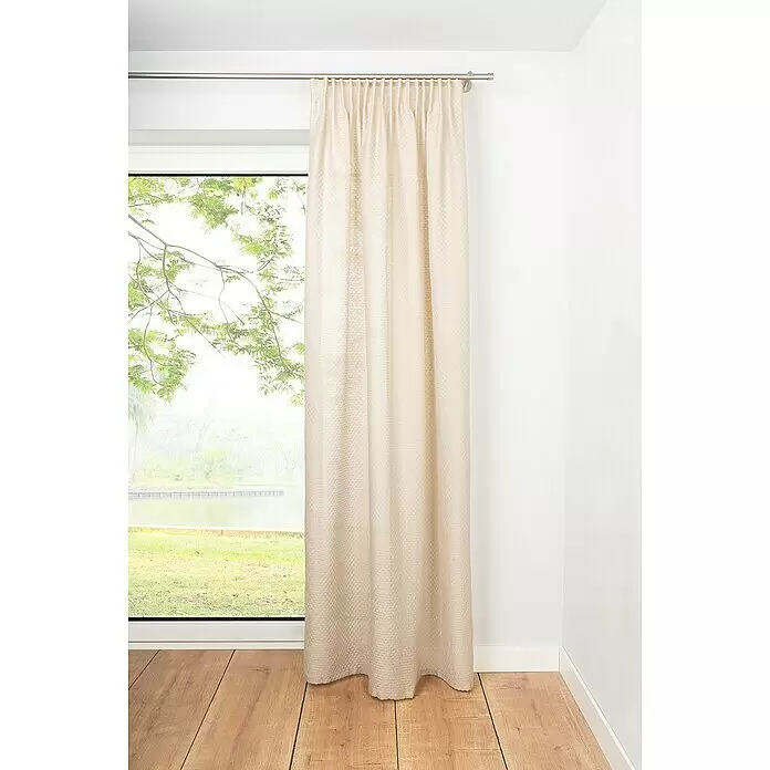 Schlaufenschal Dot - B x H: 135 x 245 cm, 100 % Polyester, Sand - Ein hellbeiger, strukturierter Vorhang hängt an einer silbernen Stange und bedeckt teilweise ein Fenster mit Blick ins Freie.