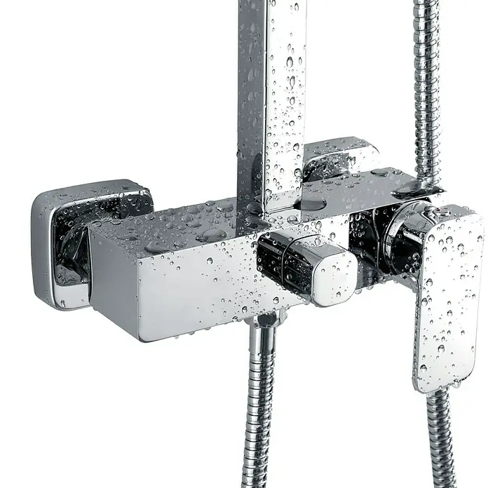 Imex Sistema de ducha Bremen - Con grifo monomando, Distancia entre orificios: 15 cm, Número de tipos de chorro: 1 ud., Cromo - Primer plano de un brillante y moderno grifo de ducha con gotas de agua, destacando su fabricación de calidad superior.