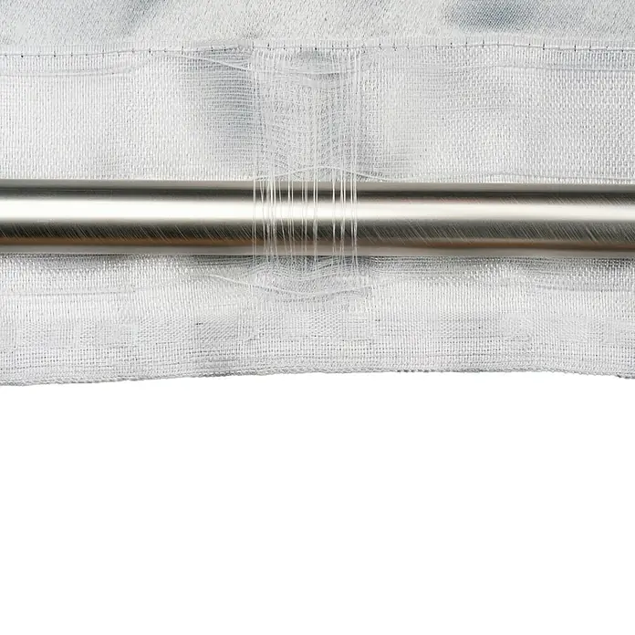Verdunkelungsvorhang Dim - B x H: 135 x 300 cm, 100 % Polyester, Grau - Nahaufnahme einer weißen Gardine mit einem Metalleinsatz zur Befestigung an einer Gardinenstange.