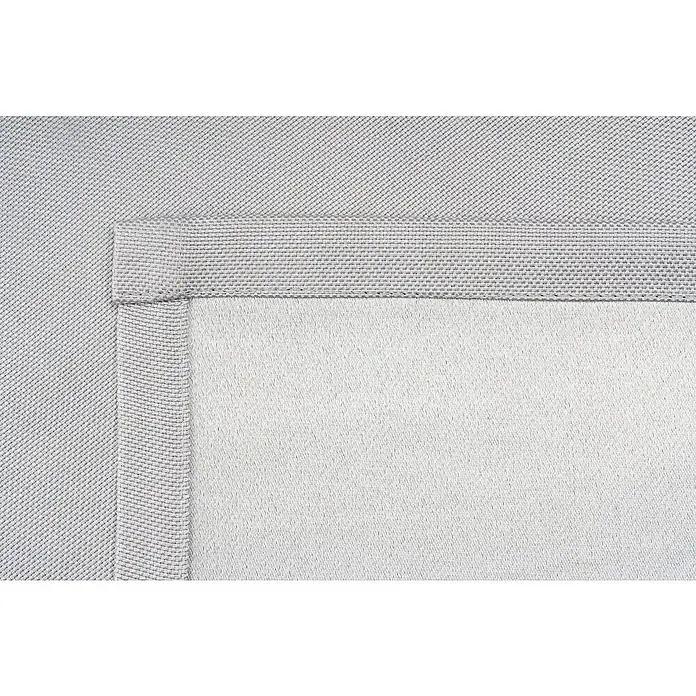 Verdunkelungsvorhang Dim - B x H: 135 x 300 cm, 100 % Polyester, Grau - Detailaufnahme einer hellgrauen Tischdecke mit feiner Webstruktur und dekorativer Bordüre, ideal für stilvolle Tischdekoration.