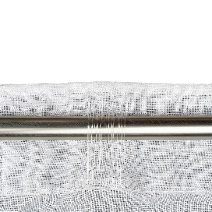 Schlaufenschal Breeze - B x H: 135 x 300 cm, 100 % Polyester, Weiß - Detailaufnahme einer Gardinenstange aus Edelstahl, die durch einen weißen, transparenten Vorhang führt.