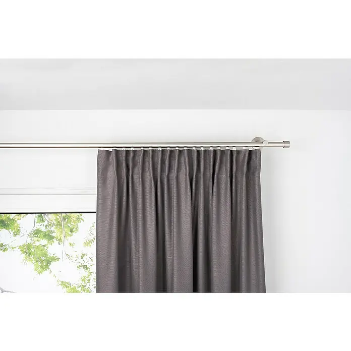 Schlaufenschal Leinen-Look - B x H: 135 x 300 cm, 100 % Polyester, Grau - Grauer Verdunkelungsvorhang mit Faltenaufhängung an einer silbernen Gardinenstange vor einem Fenster und einer weißen Wand.