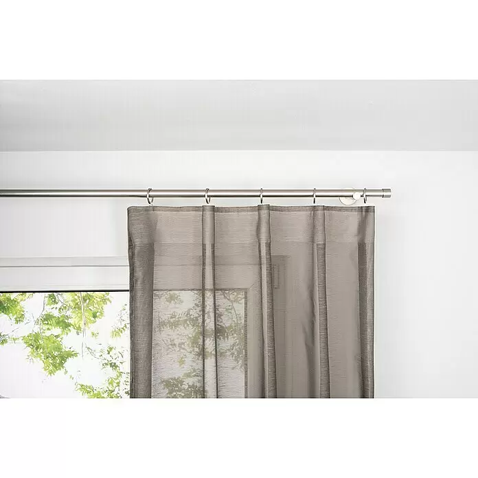 Schlaufenschal Soft - B x H: 135 x 300 cm, 100 % Polyester, Taupe - Silberne Metall-Gardinenstange mit Ringen hält einen grauen transparenten Vorhang vor einem Fenster.