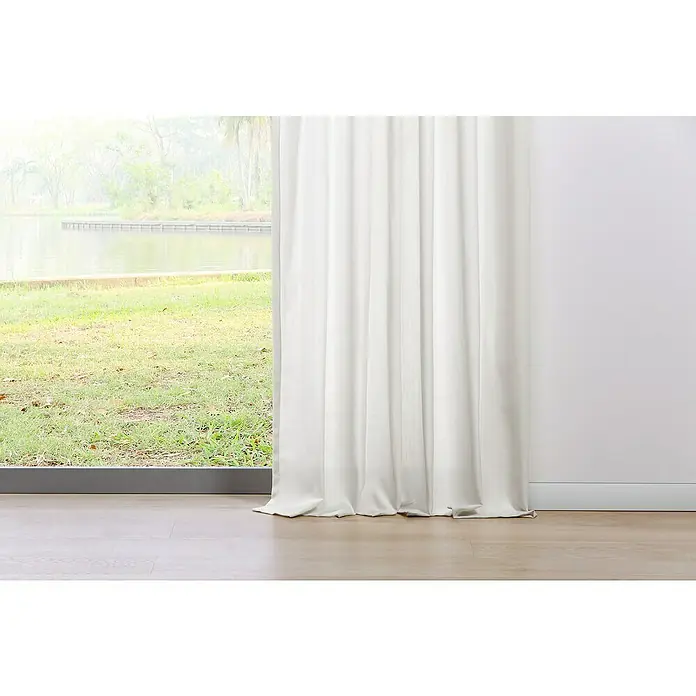 Schlaufenschal Mood - B x H: 135 x 245 cm, 100 % Polyester, Weiß - Eine Nahaufnahme eines weißen Vorhangs, der an einer Wand neben einem Fenster hängt, das eine ruhige, natürliche Szene einrahmt.