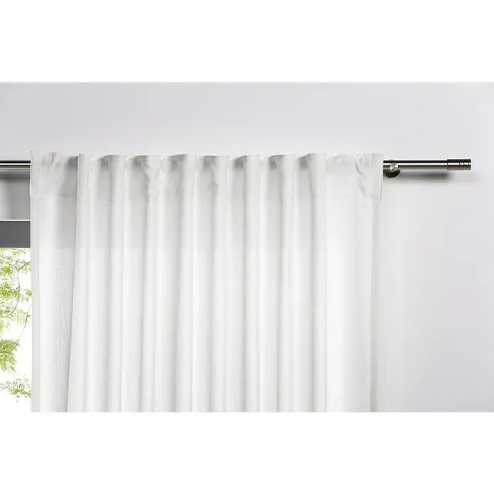 Schlaufenschal Mood - B x H: 135 x 245 cm, 100 % Polyester, Weiß - Weiße Gardinen hängen an einer Metallschiene vor einem Fenster und bieten Privatsphäre und Lichtfilterung für den Raum.