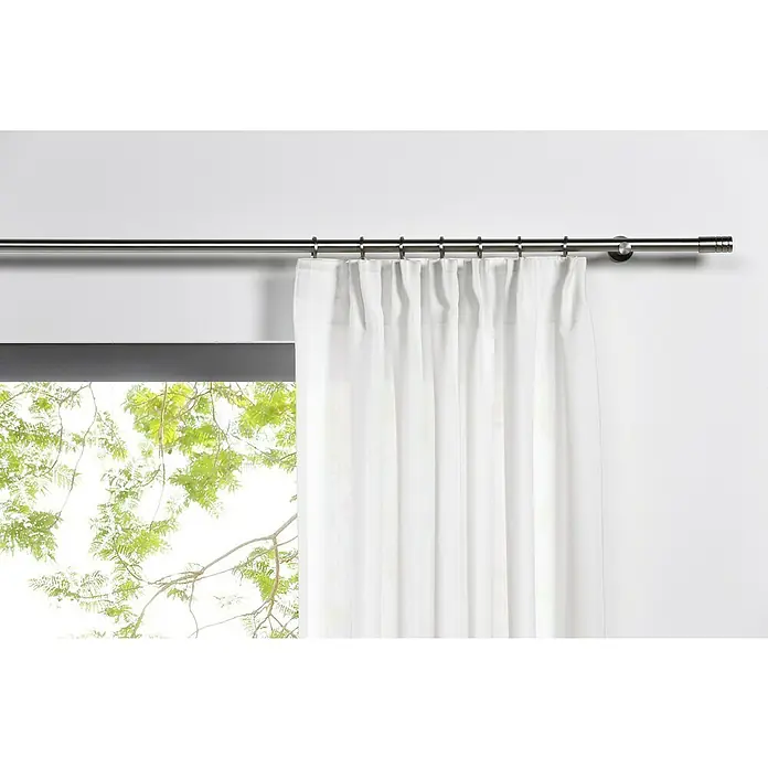 Schlaufenschal Mood - B x H: 135 x 245 cm, 100 % Polyester, Weiß - Nahaufnahme einer weißen Gardine an einer Metallschiene, die Eleganz und Funktionalität vereint und das natürliche Licht sanft filtert.