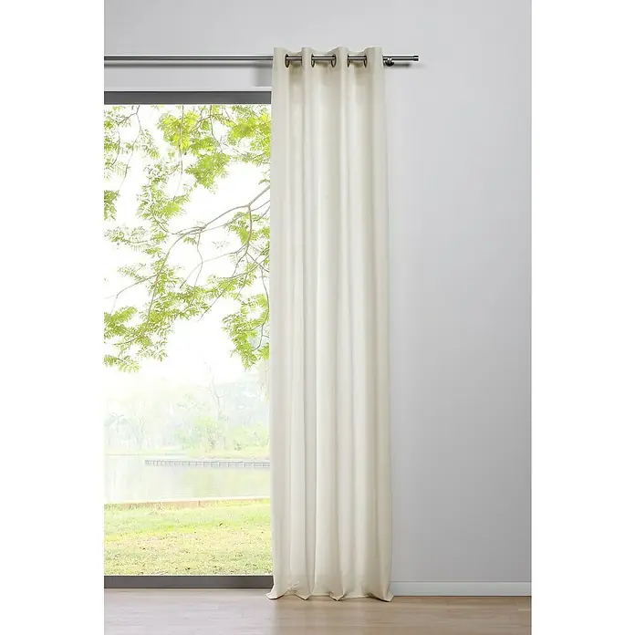 Ösenschal Mood - B x H: 135 x 300 cm, 100 % Polyester, Ecru - Eine lange, cremefarbene Gardine mit Ösen hängt vor einem Fenster und sorgt für einen eleganten Look. Perfekt, um jedem Raum eine stilvolle Note zu verleihen.