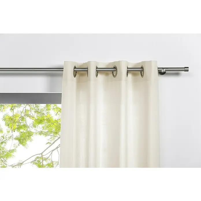 Ösenschal Mood - B x H: 135 x 300 cm, 100 % Polyester, Ecru - Nahaufnahme eines cremefarbenen Gardinenpaneels mit Ösenaufhängung an einer Metallschiene, das einen eleganten und modernen Akzent setzt.