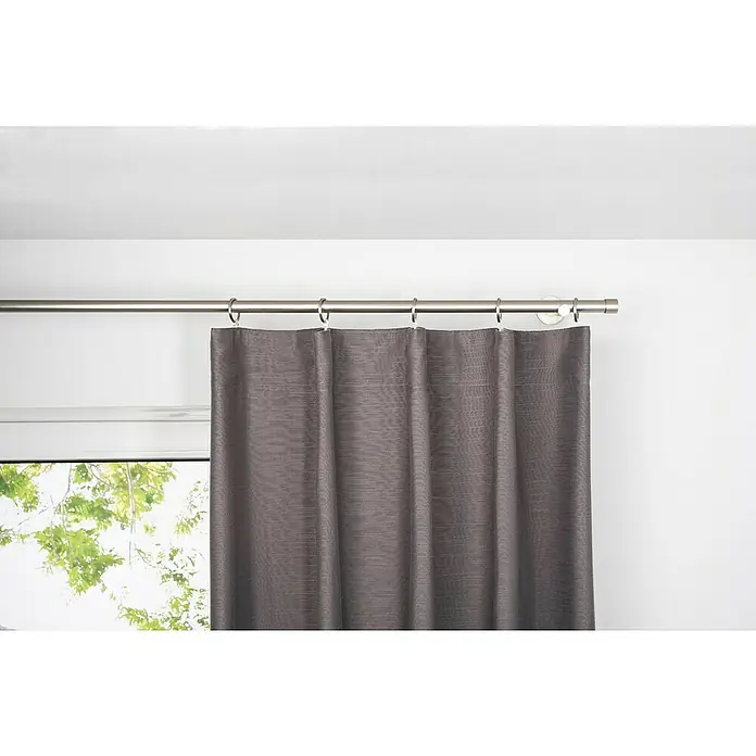 Schlaufenschal Leinen-Look - B x H: 135 x 300 cm, 100 % Polyester, Grau - Blick auf eine graue Gardine, die an einer silbernen Stange mit Ringen hängt, vor einem Fenster mit grünen Bäumen und einem weißen Rahmen.