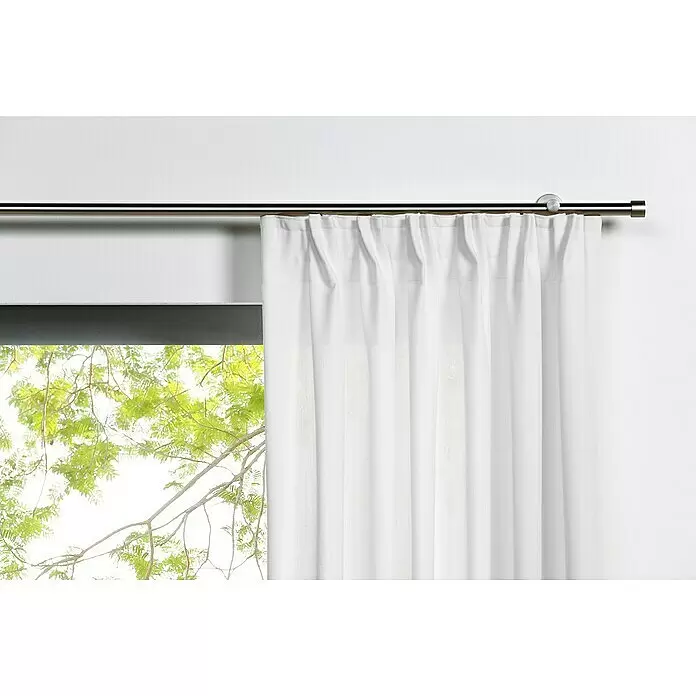 Schlaufenschal Mood - B x H: 135 x 245 cm, 100 % Polyester, Weiß - Eine Edelstahl-Gardinenstange mit weißen, plissierten Vorhängen vor einem Fenster mit grünen Bäumen.