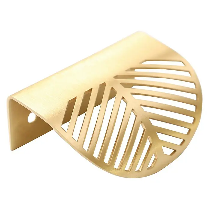 Möbelgriff - Typ Möbelgriff: Muschel, Länge: 60 mm, Ausführungseigenschaft: Blatt - Nahaufnahme eines goldenen Möbelgriffs mit horizontalen Schlitzen und Schraubenloch auf schwarzem Hintergrund, der moderne Eleganz ausstrahlt.
