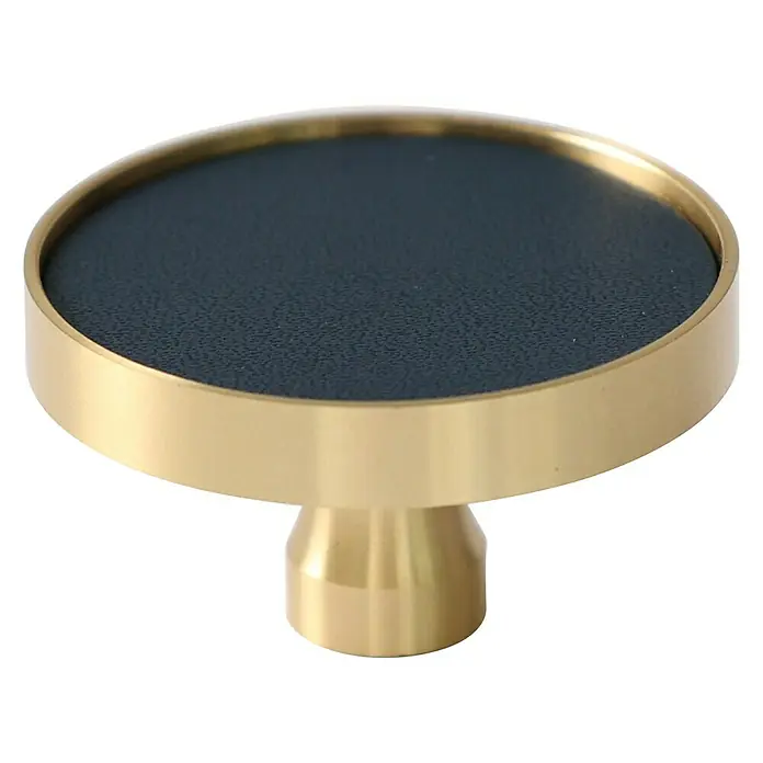 Möbelknopf - 4 Stk., Gold/Blau, Typ Möbelgriff: Knopf - Nahaufnahme eines runden Möbelknopfs mit goldenem Rand und blauem, genarbtem Oberteil auf schwarzem Hintergrund.