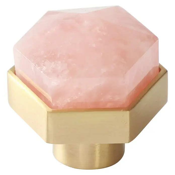 Möbelgriff - 2 Stk., Typ Möbelgriff: Knopf, Sonstige, Sonstige, Rosa, Breite: 33 mm - Nahaufnahme eines rosafarbenen Rosenquarz-Schrankknopfs mit goldfarbenem Sockel vor schwarzem Hintergrund.