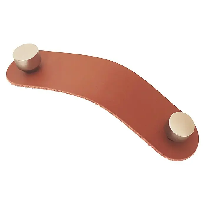 Möbelgriff - 2 Stk., Typ Möbelgriff: Bügel, Sonstige, Gold, Braun, Weiß, Länge: 130 mm - Nahaufnahme eines Möbelgriffs aus braunem Leder mit zwei silbernen Knöpfen auf einem schwarzen Hintergrund.