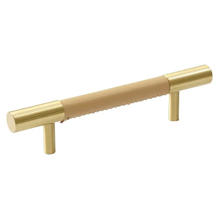 Möbelgriff - 2 Stk., Typ Möbelgriff: Stange, Leder, Sonstige, Länge: 150 mm, Gold/Beige - Ledergriff mit Messingenden und -halterungen. Der Griff ist hellbraun und hat dekorative Nähte an den Kanten.
