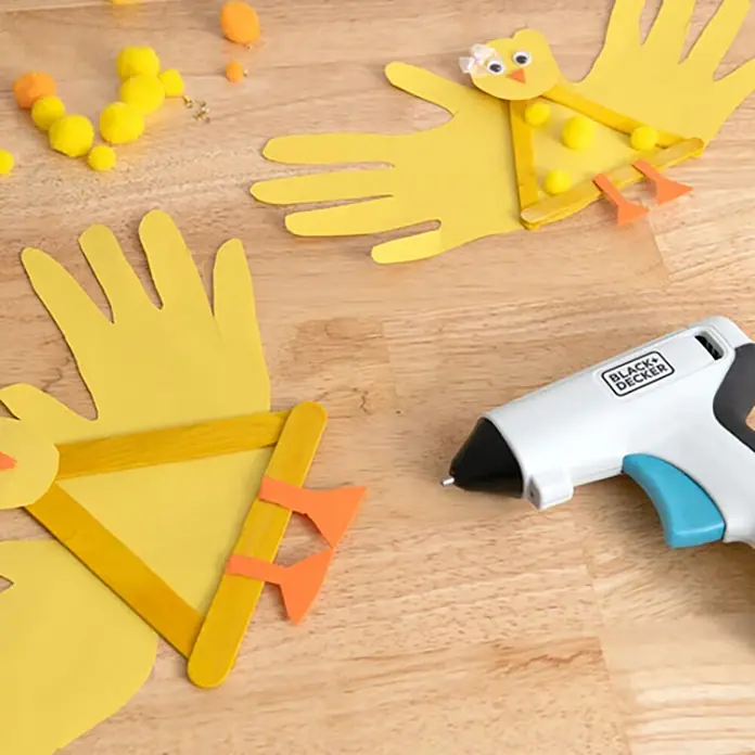 Black+Decker Pistola termoencoladora con batería BCGL115 3,6V-Li - 3,6 V - Mesa de manualidades con proyectos de pollitos amarillos y una pistola de pegamento Black+Decker. ¡Ideal para ideas DIY creativas!