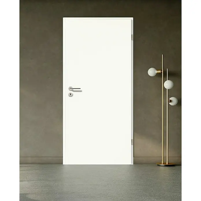 GetaDoor Laminit Zimmertür GL 223985 x 2.110 mm, DIN Anschlag: Rechts, Weiß seidenmatt, Röhrenspan - Ein sauberes Bild zeigt eine elegante, weiße Innentür mit einem schlichten, modernen Türgriff vor einer neutralen Wand.