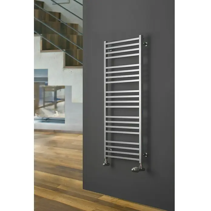Ximax Badheizkörper C4 - B x H: 600 x 740 mm, Wärmeleistung bei Vorlauftemperatur von 75 °C (D: 50): 236 W - Ein moderner, horizontaler Handtuchwärmer aus Edelstahl, der an einer grauen Wand befestigt ist und eine elegante Badezimmerausstattung darstellt.