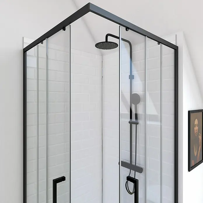 Aurlane Eckdusche Factory - L x B x H: 90 x 90 x 200 cm, Beschichtet, Schwarz, Glasstärke: 6 mm, 47cm Einstiegbreite - Dusche mit schwarzem Rahmen und Armaturen vor weißer Wand. Die Duschkabine hat Klarglas. An der Wand hängt ein Bild.