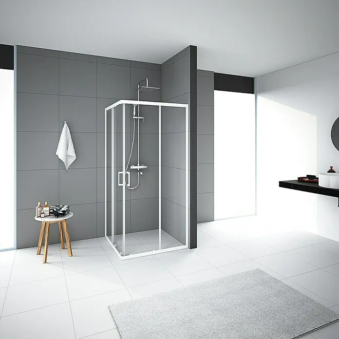 Aurlane Eckdusche Factory - L x B x H: 90 x 90 x 200 cm, Beschichtet, Weiß, Glasstärke: 6 mm, 47cm Einstiegbreite - Das Bild zeigt eine moderne, ebenerdige Duschkabine mit weißem Rahmen in einem stilvollen Badezimmer. Die graue Wand harmoniert gut mit der weißen Keramik.