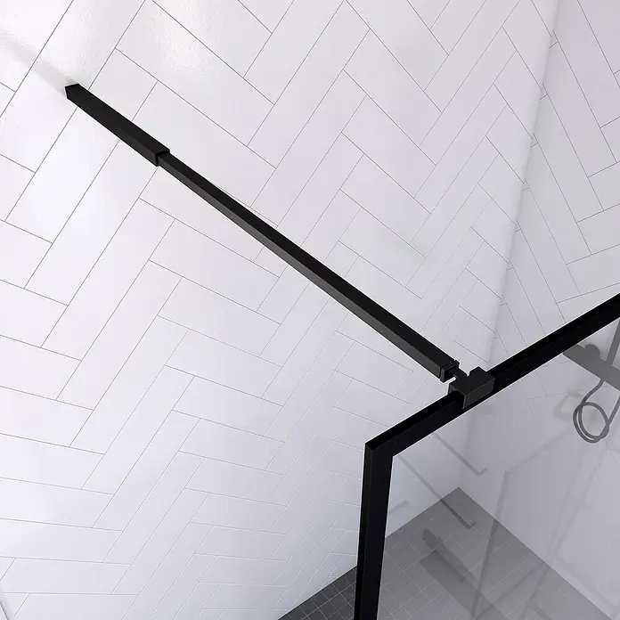 Aurlane Duschwand Factory - B x H: 120 x 200 cm, Beschichtet, Schwarz - Detailaufnahme einer Duschkabine mit schwarzem Rahmen und weißen Fliesen im Fischgrätenmuster im Hintergrund.