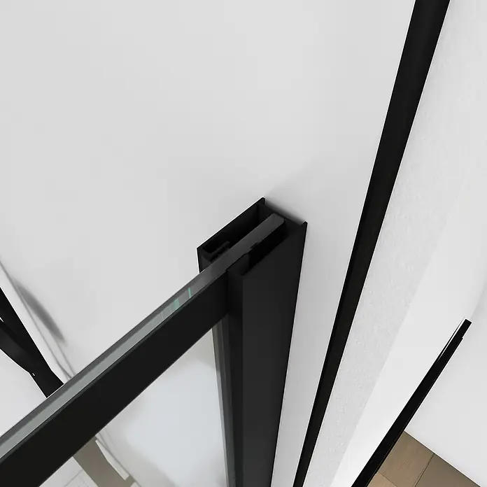 Aurlane Duschwand Bricks - B x H: 90 x 195 cm, Beschichtet, Schwarz - Detailaufnahme einer modernen, schwarzen Duschkabine, die elegantes Design und Funktionalität vereint.\n
