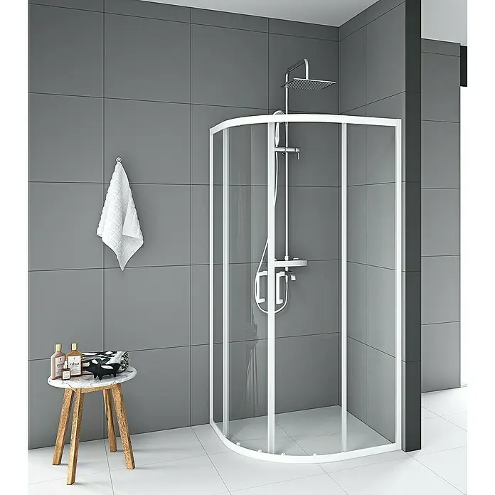 Aurlane Runddusche Factory - 90 x 90 x 200 cm, Pulverbeschichtet, Weiß - Nahaufnahme einer Duschkabine mit weißem Rahmen in einem Badezimmer mit grauen Fliesen und weißen Bodenfliesen.