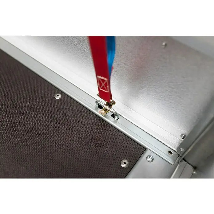Stema Anhänger STP 750-25-13.1 mit Deckel - Nutzlast: 485 kg, Einachser, Kasteninnenmaß: 251 x 128 x 34,5 cm, Ungebremst - Nahaufnahme eines Anhängerbodens mit Befestigungspunkt, an dem ein rotes Band befestigt ist, ideal zur Ladungssicherung.