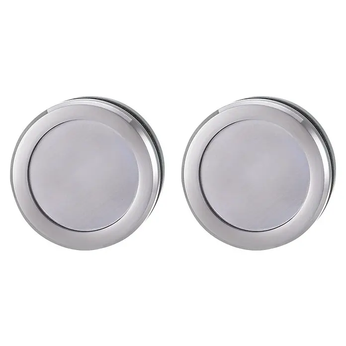 Diamond Doors Griffmuschel Circle - Edelstahloptik matt, Durchmesser: 60 mm - Nahaufnahme von zwei runden, glänzenden silbernen Tabletts mit erhöhten Rändern auf schwarzem Hintergrund.