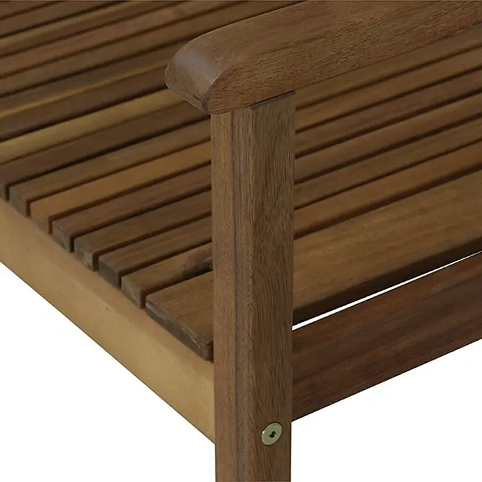 Siena Garden Falun Gartenbank - B x T x H: 121,5 x 59 x 90 cm, Akazienholz, Natur - Nahaufnahme eines Akazienholzstuhls mit Armlehne und Sitzfläche aus Latten. Das Holz hat eine warme, natürliche Farbe.
