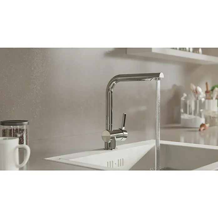 Camargue Spültischarmatur Antea - Chrom, Glänzend - Moderner Wasserhahn aus Edelstahl mit fließendem Wasser in einer hellen Küche, ideal für die Küchengestaltung.