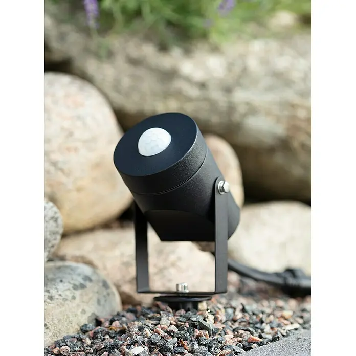 Garden 24 Bewegungsmelder - Schwarz, L x B x H: 9 x 9 x 24 cm - Nahaufnahme einer schwarzen Gartenleuchte mit Bewegungsmelder auf Kies. Sie ist robust und ideal für die Außenbeleuchtung.